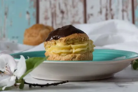 Profiteroles y relámpagos de pasta choux rellenos de crema